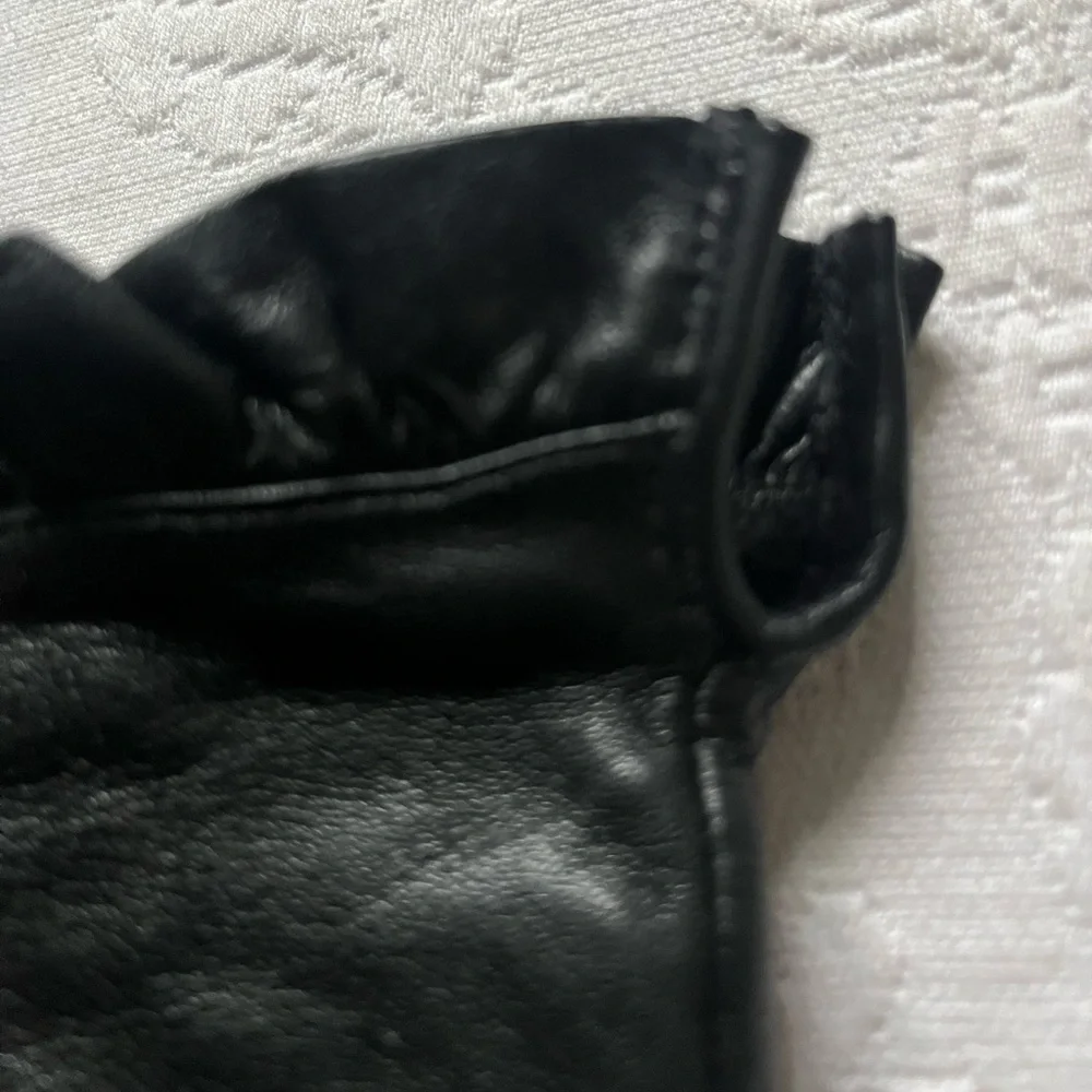 Totes Isotoner Black Genuine Leather Women’s Gloves Ruffled Edge Size 7